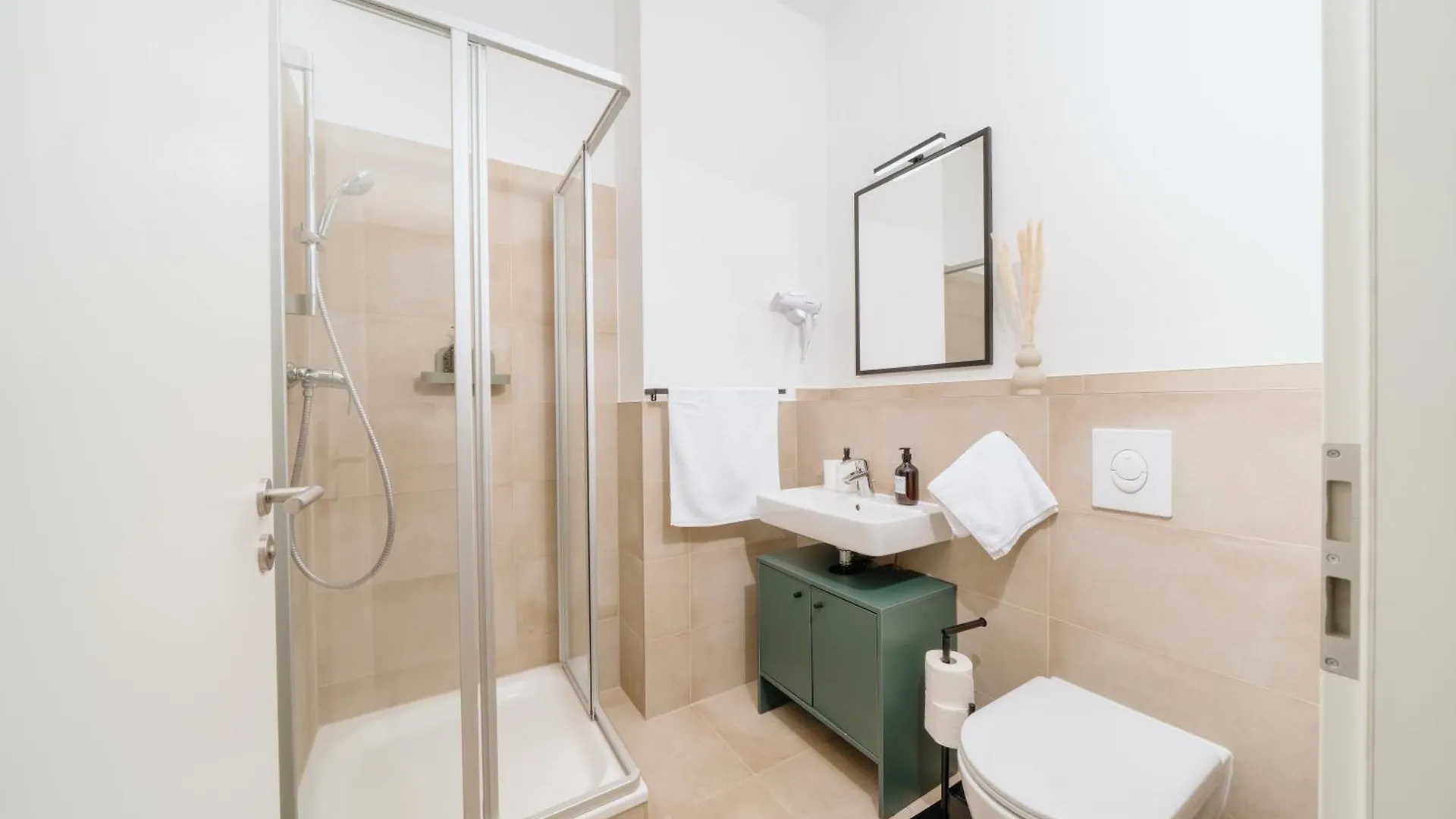 Homely Berlin - New Build , Near River , Main Station , Family & Business 아파트